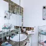 La Des Violettes Bed & Breakfast
