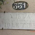La Des Violettes לינה וארוחת בוקר 4*