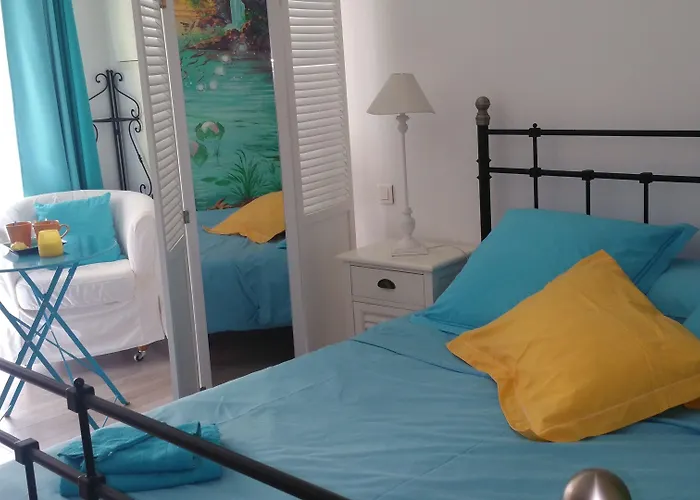 La Des Violettes לינה וארוחת בוקר 4*