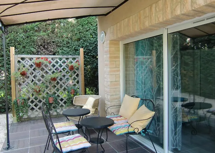 לינה וארוחת בוקר La Des Violettes 4*