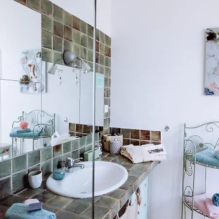 La Des Violettes Bed & Breakfast